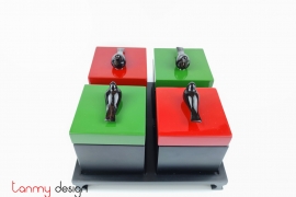 Set of 4 red/green square boxes 9 cm with horn bird knob on lid included with stand